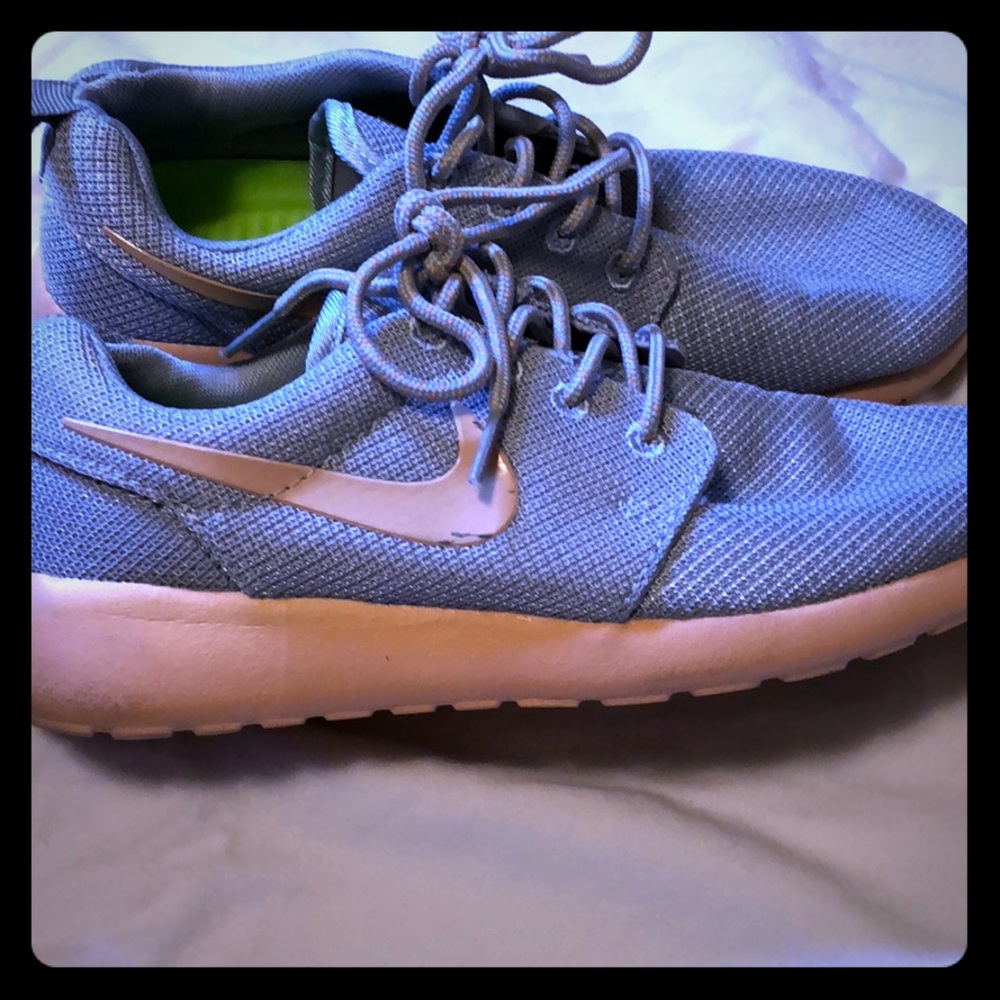 Nike gray & peach roshe run